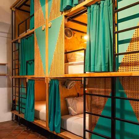 Adra Hostel Antigua Exterior foto A capsule hotel in Tokyo