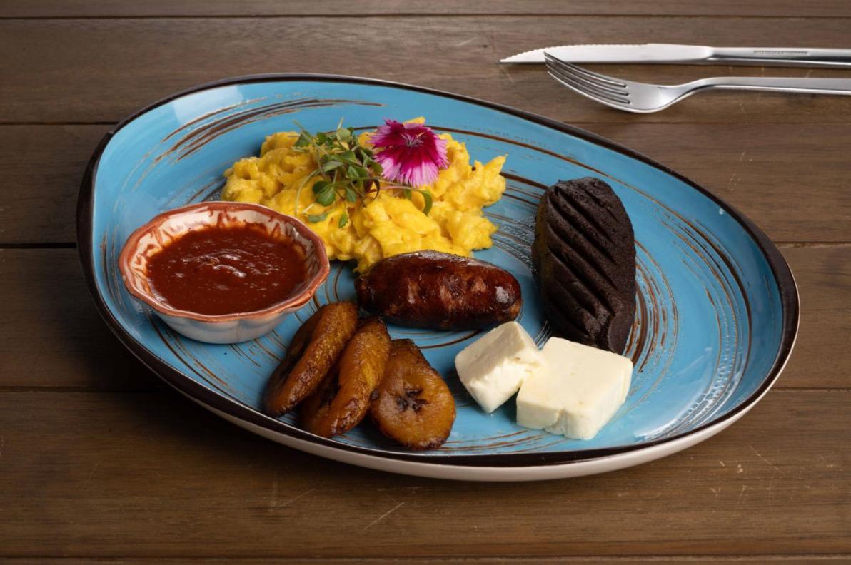 Adra Hostel Antigua Exterior foto A typical breakfast at the hotel