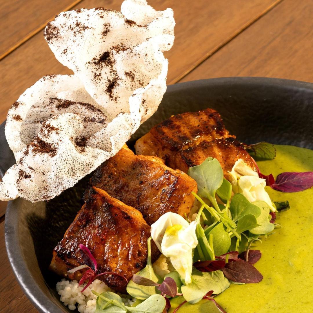 Adra Hostel Antigua Exterior foto A dish of Thai-style grilled chicken