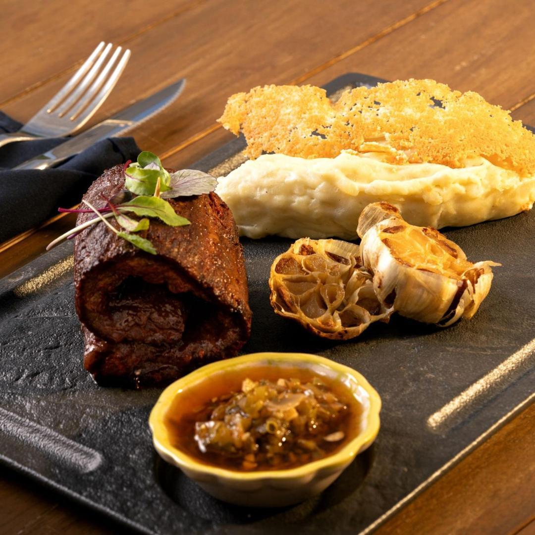 Adra Hostel Antigua Exterior foto A selection of dishes at the restaurant