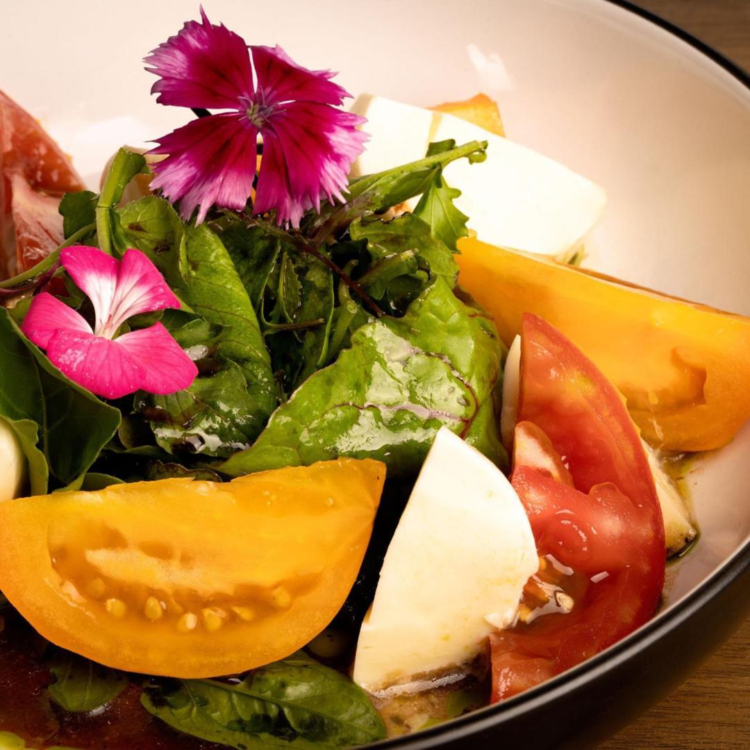 Adra Hostel Antigua Exterior foto A salad with edible flowers