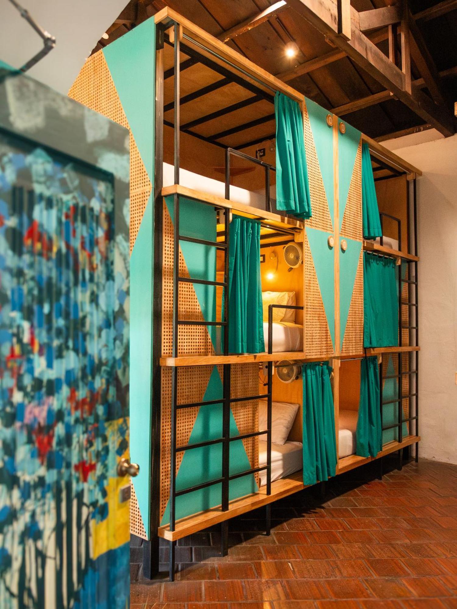 Adra Hostel Antigua Exterior foto A capsule hotel in Tokyo