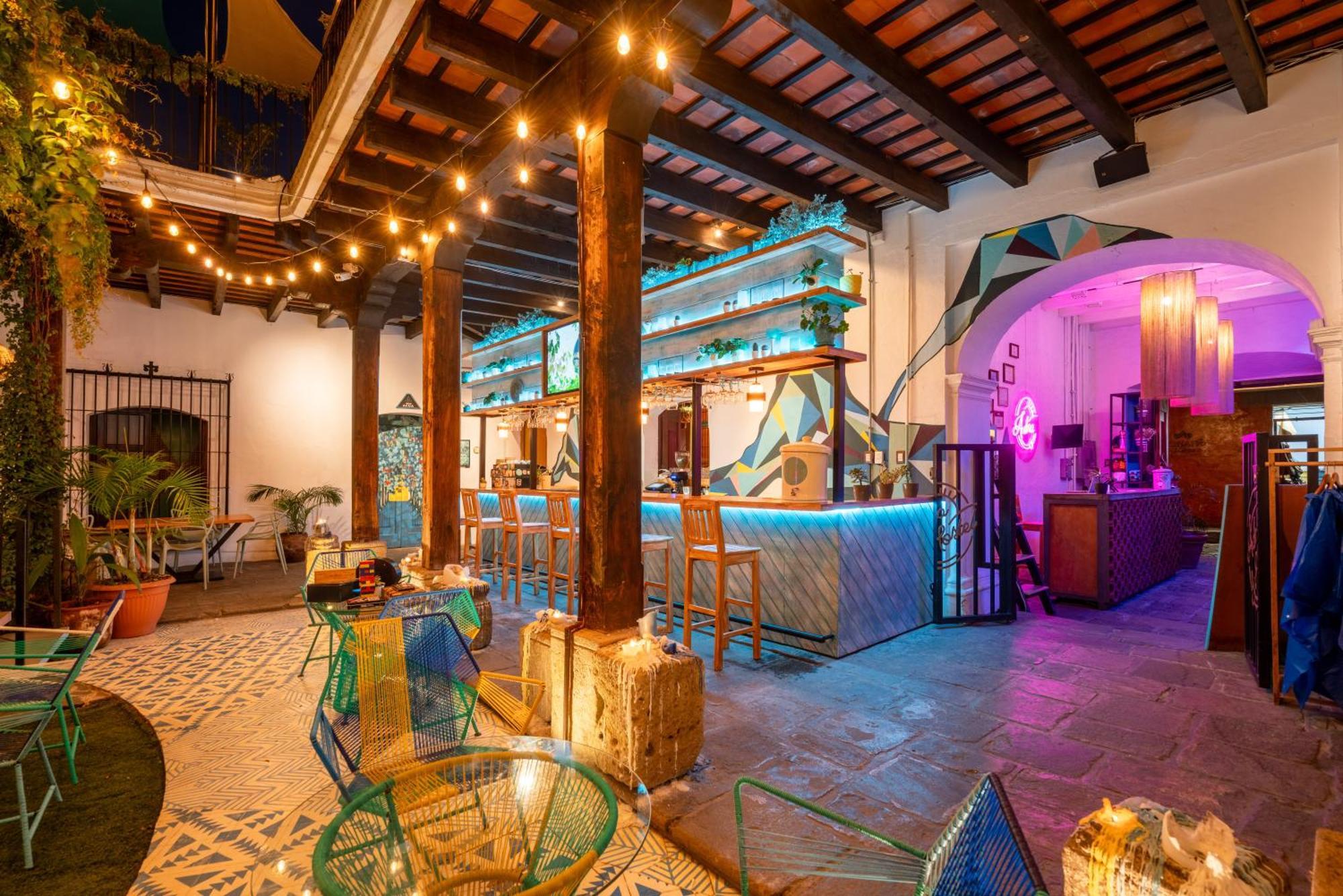 Adra Hostel Antigua Exterior foto The interior of the nightclub