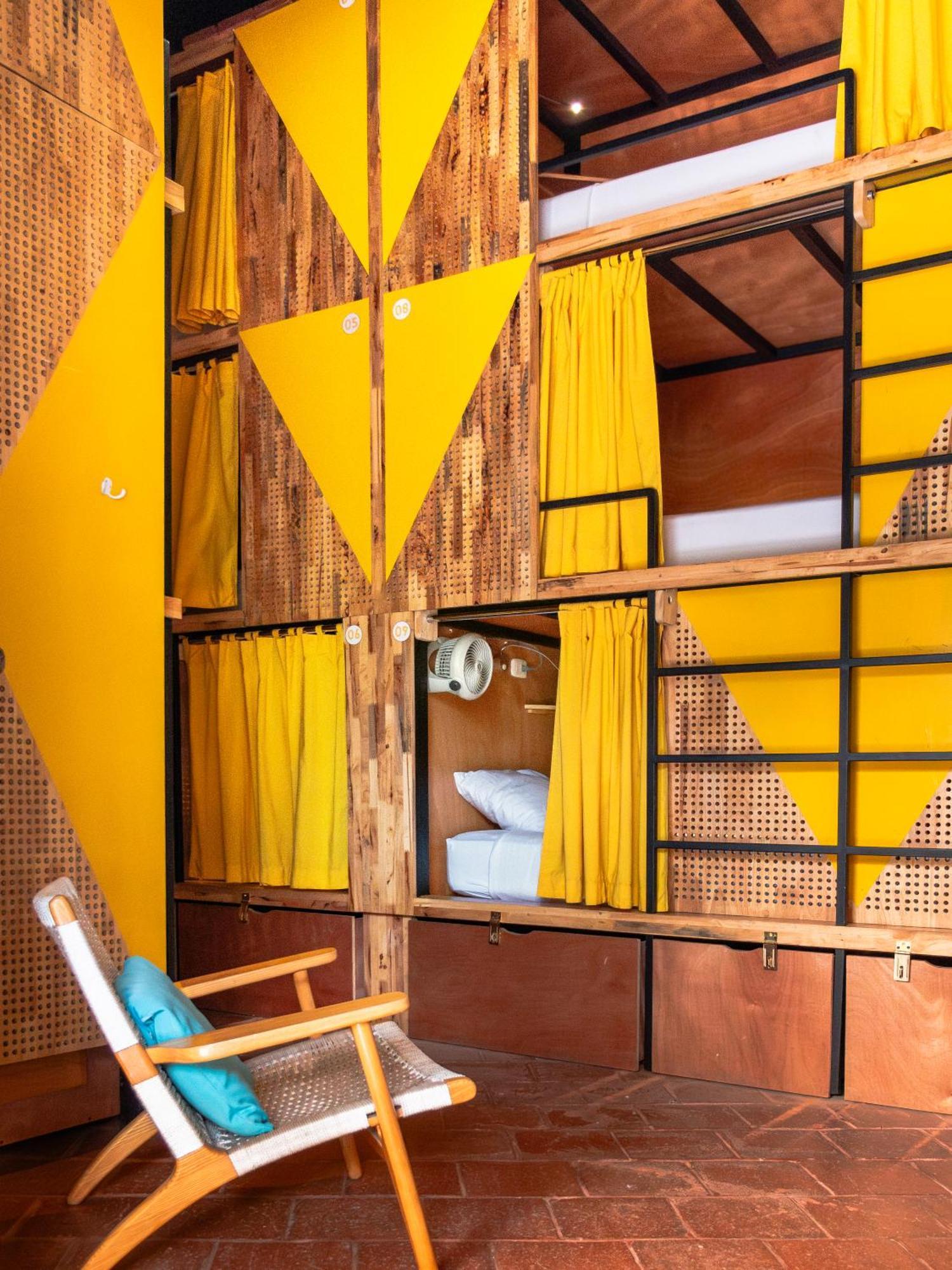 Adra Hostel Antigua Exterior foto A capsule hotel in Tokyo