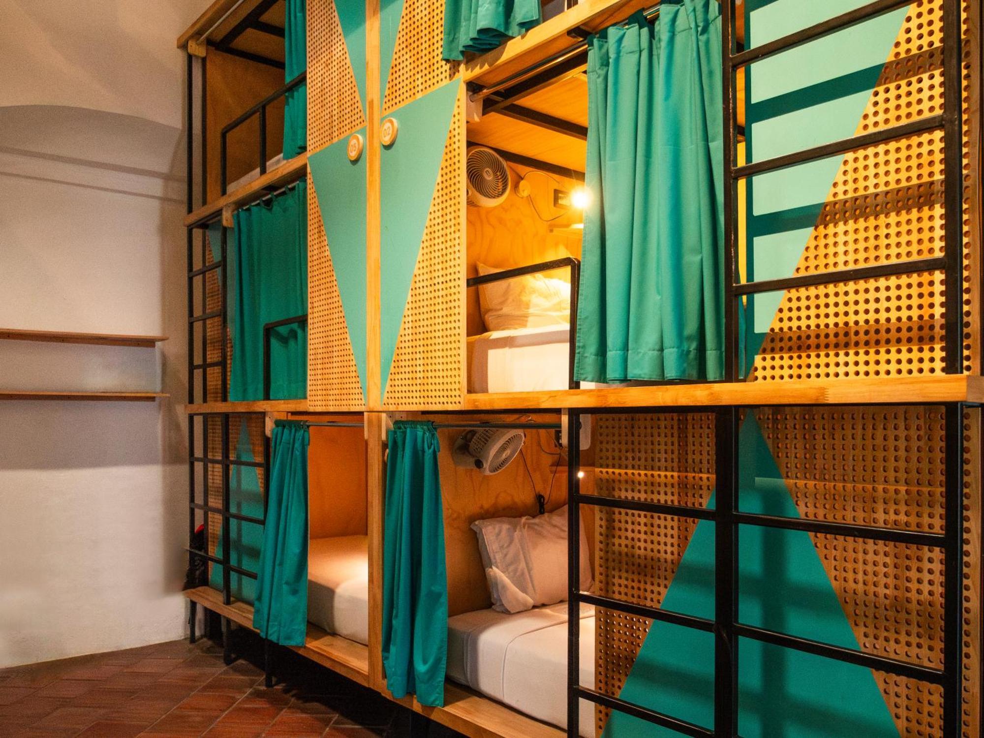 Adra Hostel Antigua Exterior foto A capsule hotel in Tokyo