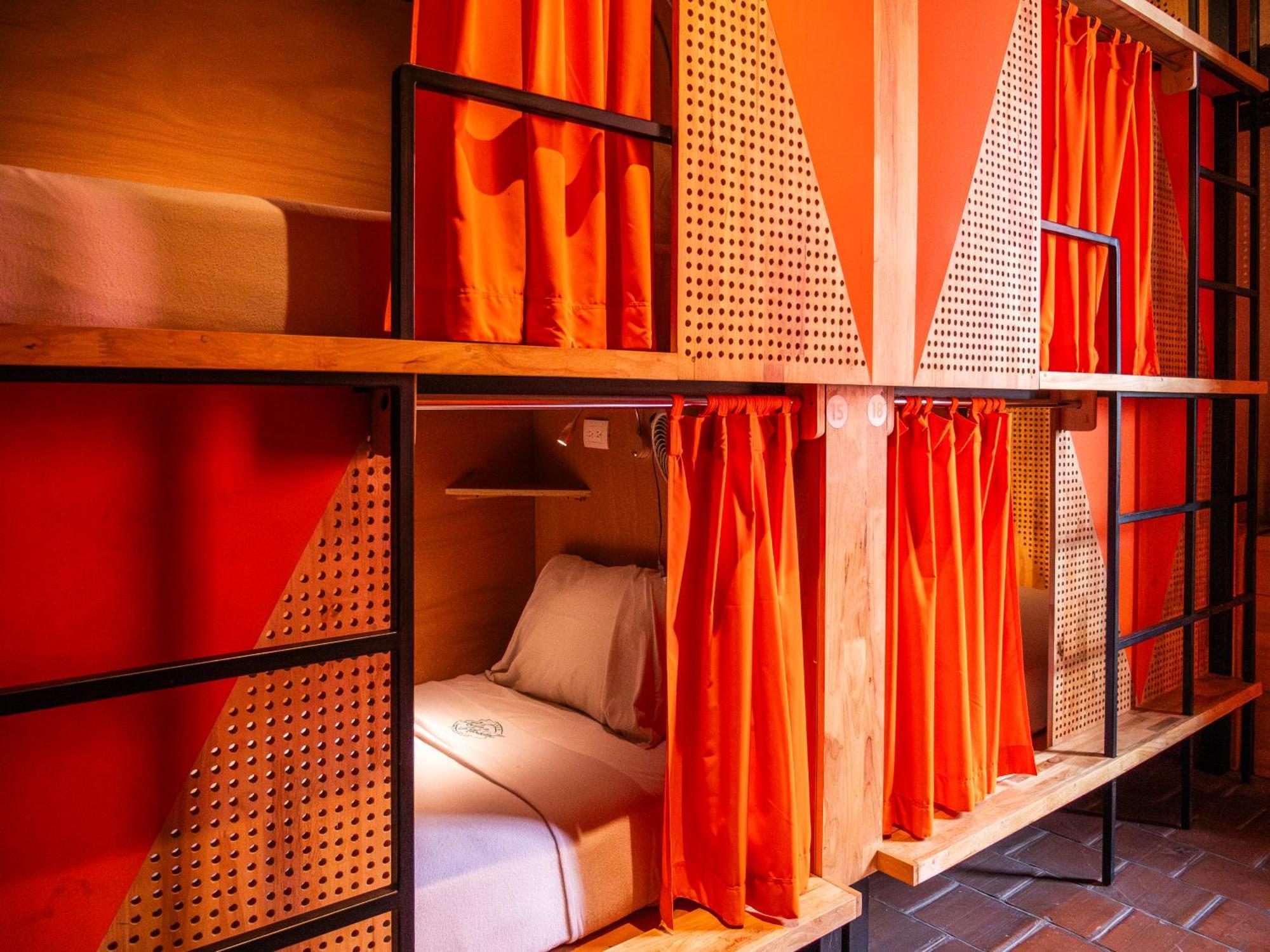 Adra Hostel Antigua Exterior foto A capsule hotel in Tokyo