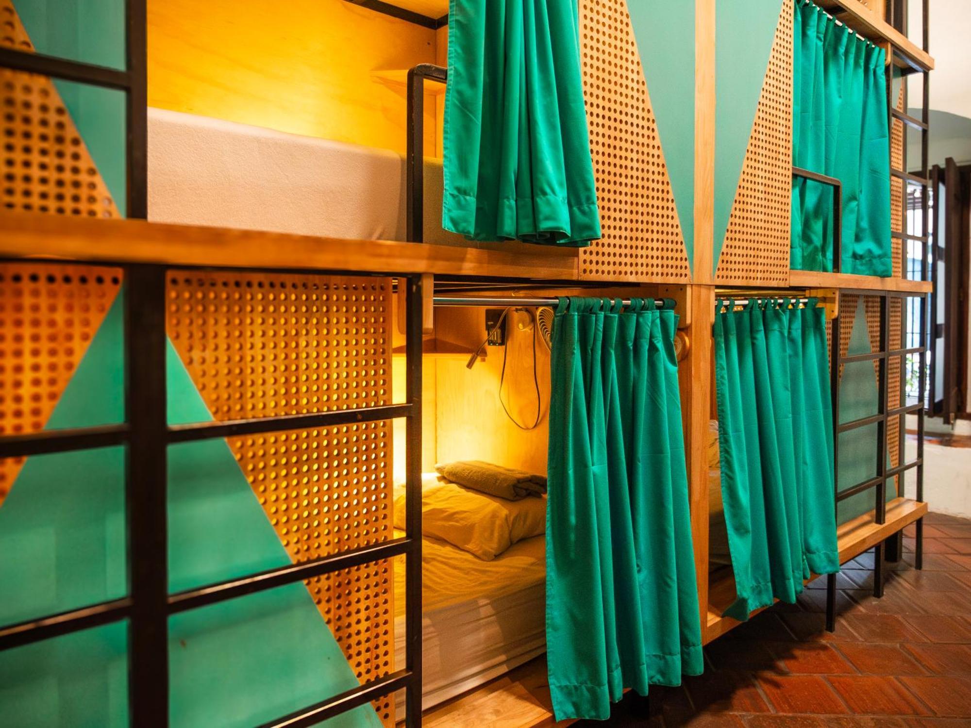 Adra Hostel Antigua Exterior foto A capsule hotel in Tokyo