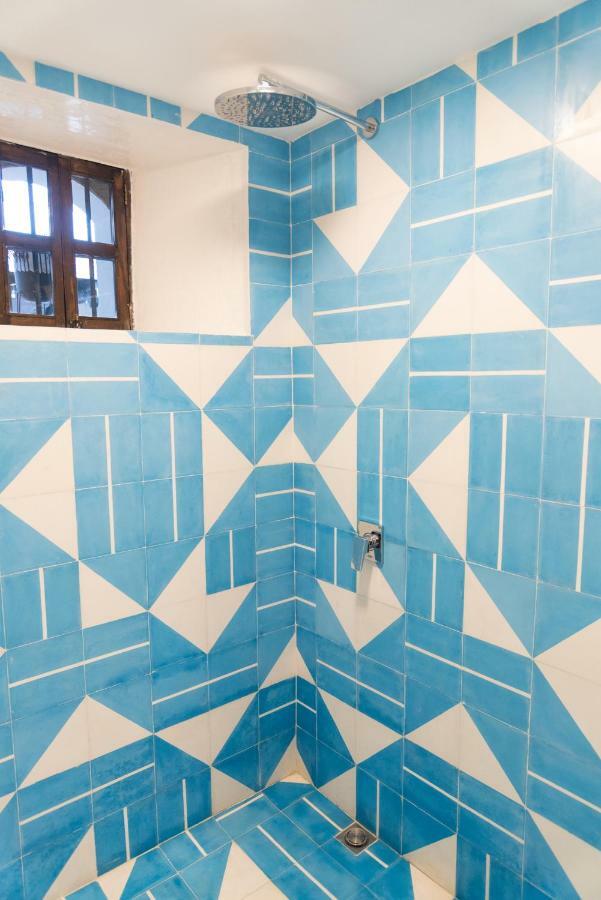 Adra Hostel Antigua Exterior foto Bathroom tiles